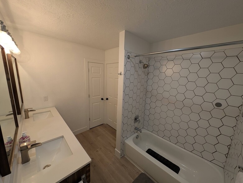 Building Photo - 5206 W Hunter Dr