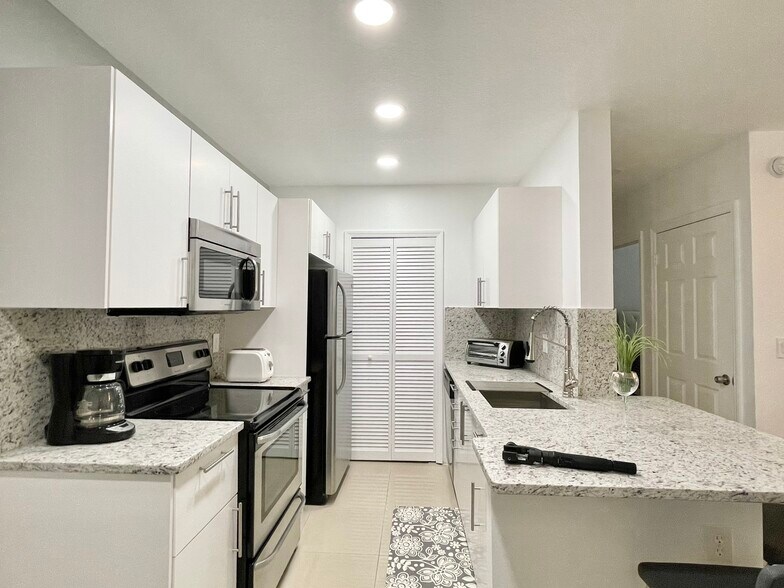 Building Photo - 4368 S Kirkman Rd