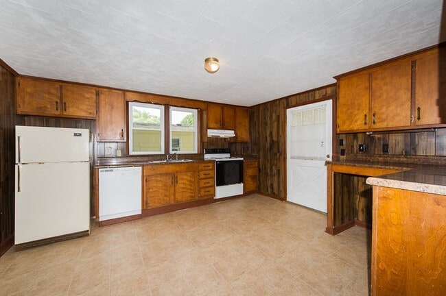 Building Photo - For Rent: 3 bedroom, 1 bath house