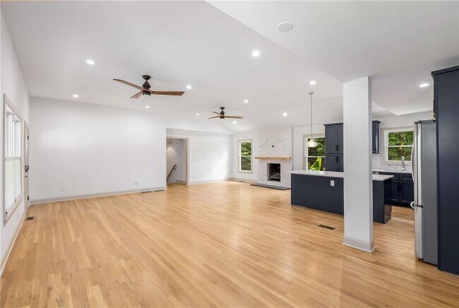 Building Photo - 2423 Sunset Dr NE