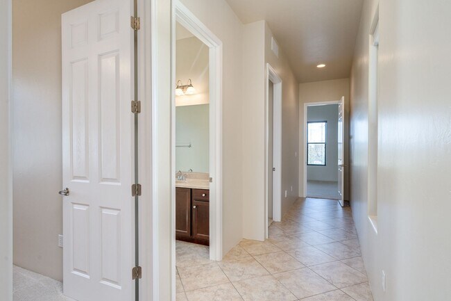 Building Photo - Rare find for this 4 bedroom/3 bath, exqui...