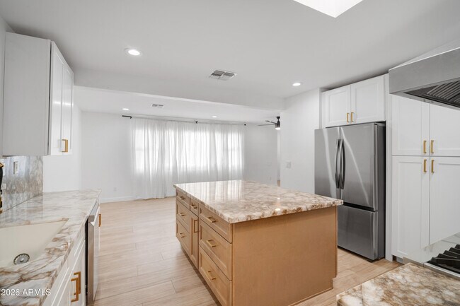 Building Photo - 4028 E Edgemont Ave