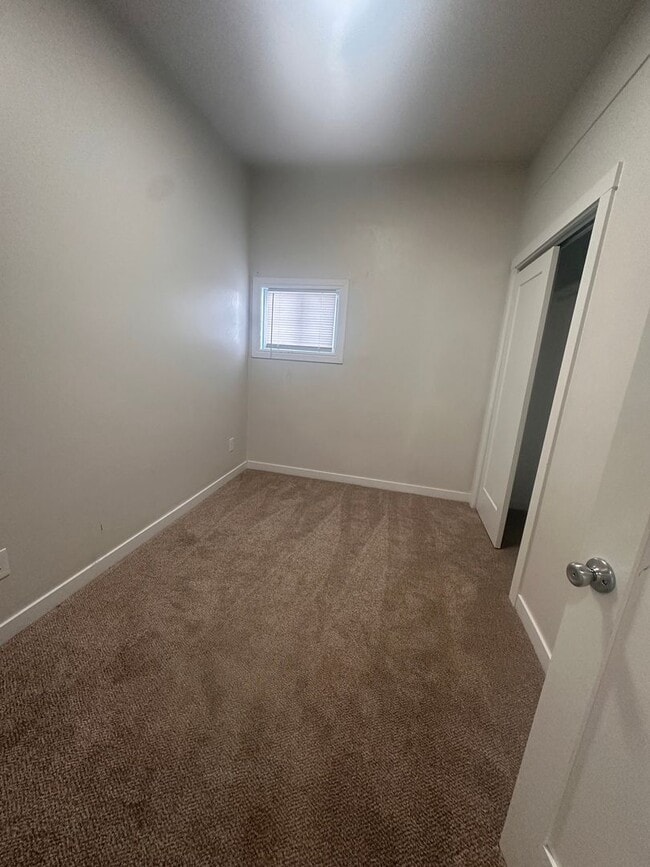 Building Photo - ALL utilities included in this 2 Bedroom 1...
