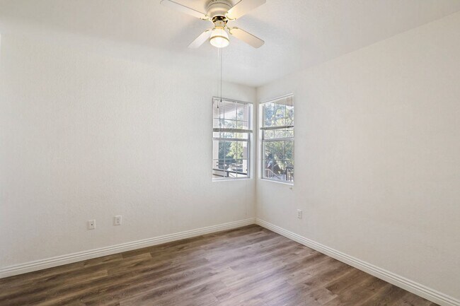 Building Photo - 2 Bedroom 2nd Floor West Vegas Condo