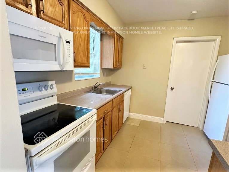 Building Photo - 5560 SW 7th Ct