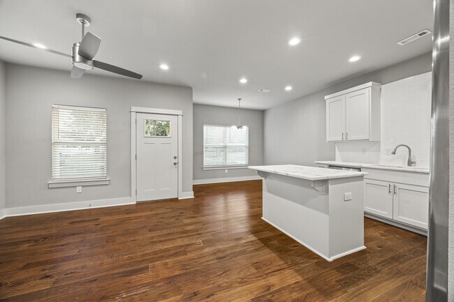 Building Photo - 2055 S Florida Way