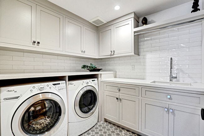 Building Photo - 4 S Vista De La Luna