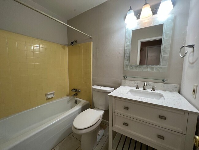 Building Photo - 1910 Rhonda Dr