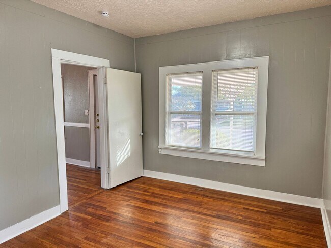 Building Photo - 3 Bed 1 Bath Craftsman Home