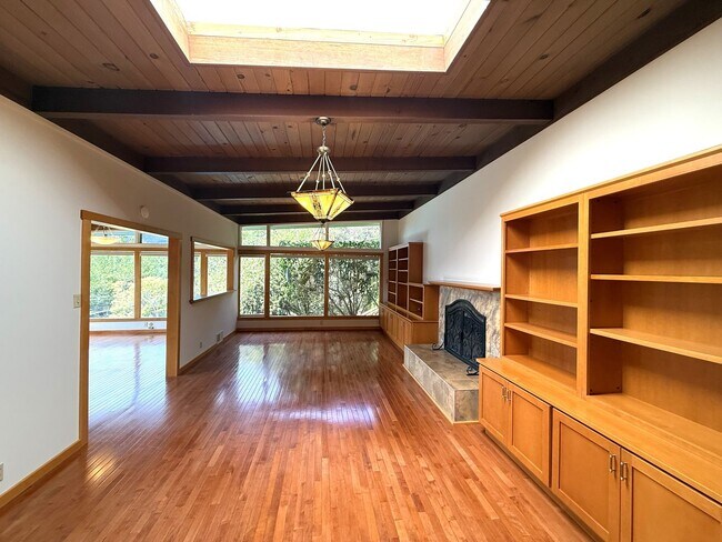 Building Photo - SPACIOUS  FOUR BED / THREE BATH SAN RAFAEL...