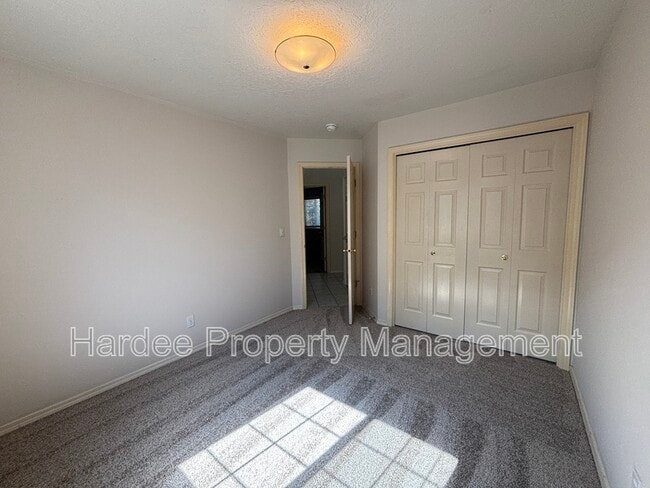 Building Photo - 688 S Gamay Ln