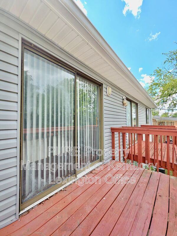 Building Photo - 3772 Camelot Dr