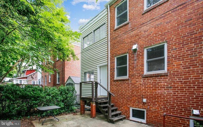 Building Photo - 900 N Garfield St