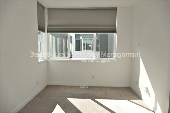 Building Photo - 141 22nd Ave E