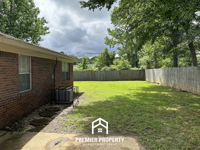 Building Photo - Charming 3BR/2BA Horn Lake Home | Hardwood Floors, 2-Car Garage & Fenced Yard