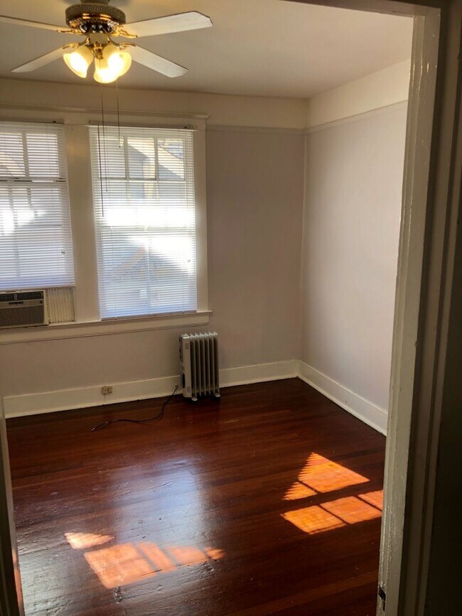 Building Photo - Large 1BD1BA w/ screened in porch