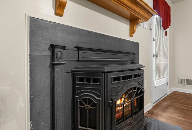 Building Photo - Well Kept Home in Private Court in Abingdon!