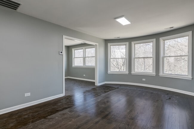 Building Photo - 5843 N Cicero Ave