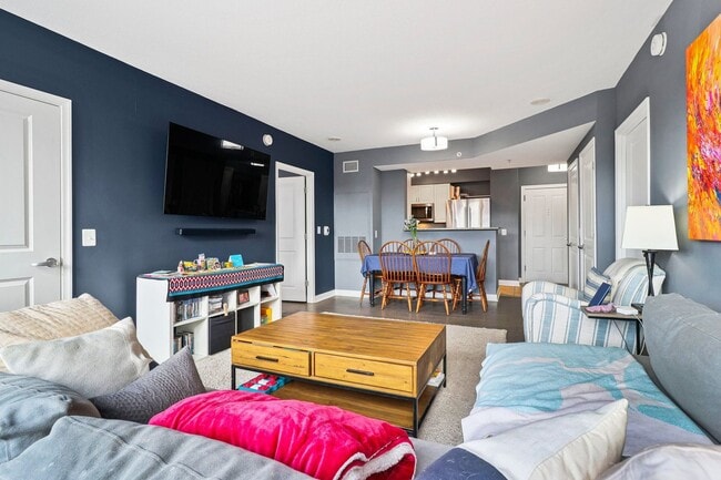 Building Photo - 2 Bedroom 2 Bath Condo Open Floor-plan, Stainless Steel Appliances, Pool, Concierge and More