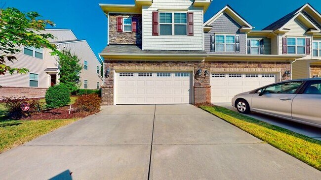 Building Photo - Inviting End Townhome with Loft, Granite Kitchen & 2-Car Garage , Near RTP, RDU, I-40 & I-540
