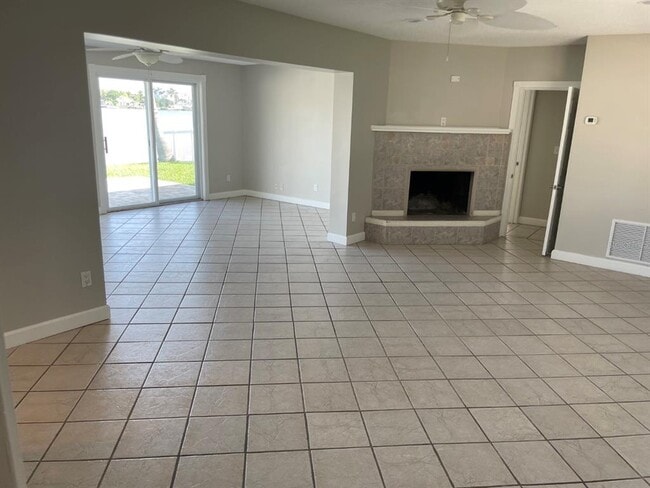 Building Photo - 419 12th Ave