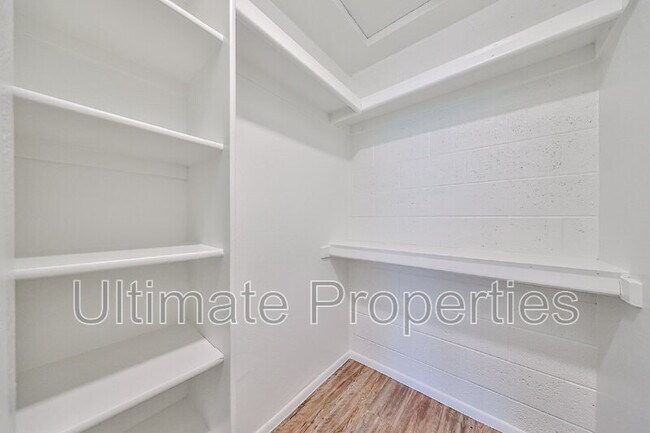 Building Photo - 10815 W Northern Ave