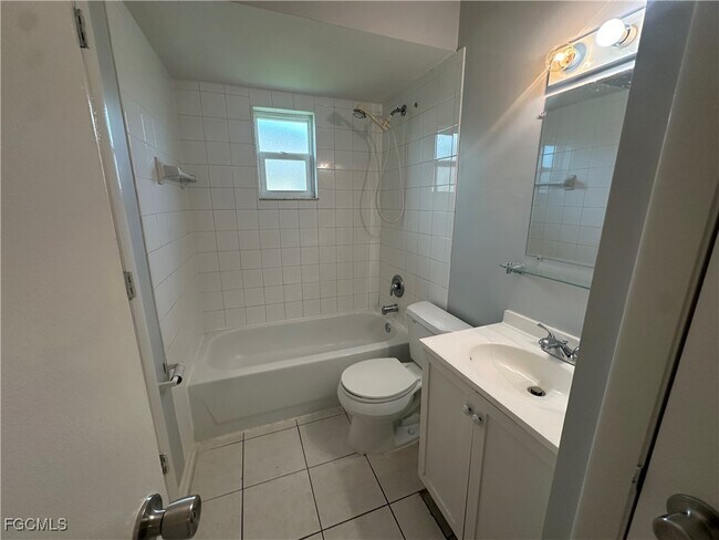 Building Photo - 518 SE 6th Pl