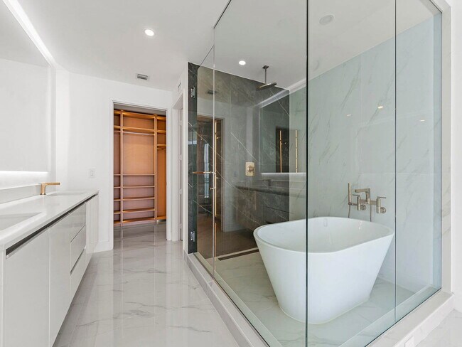 Building Photo - 700 NE 24th St