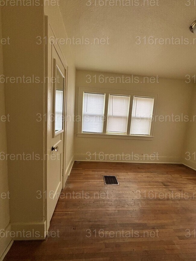 Building Photo - 3 bed 1 bath available NOW!