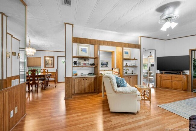 Building Photo - 7894 SE Saratoga Dr