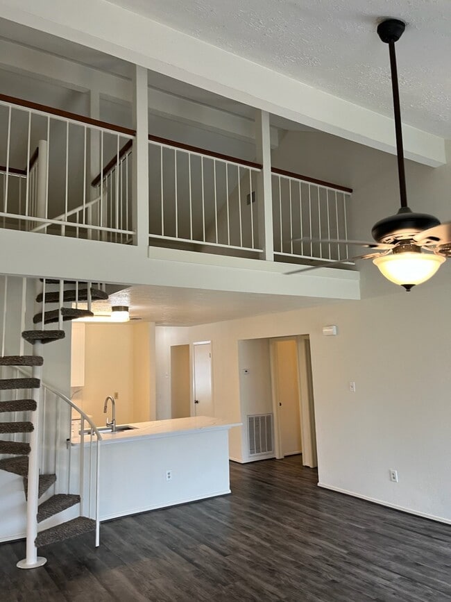 Building Photo - 10214 Green Valley Ln