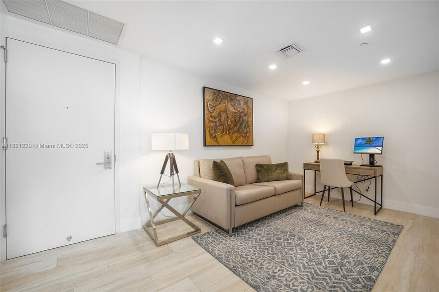 Building Photo - 1300 Brickell Bay Dr
