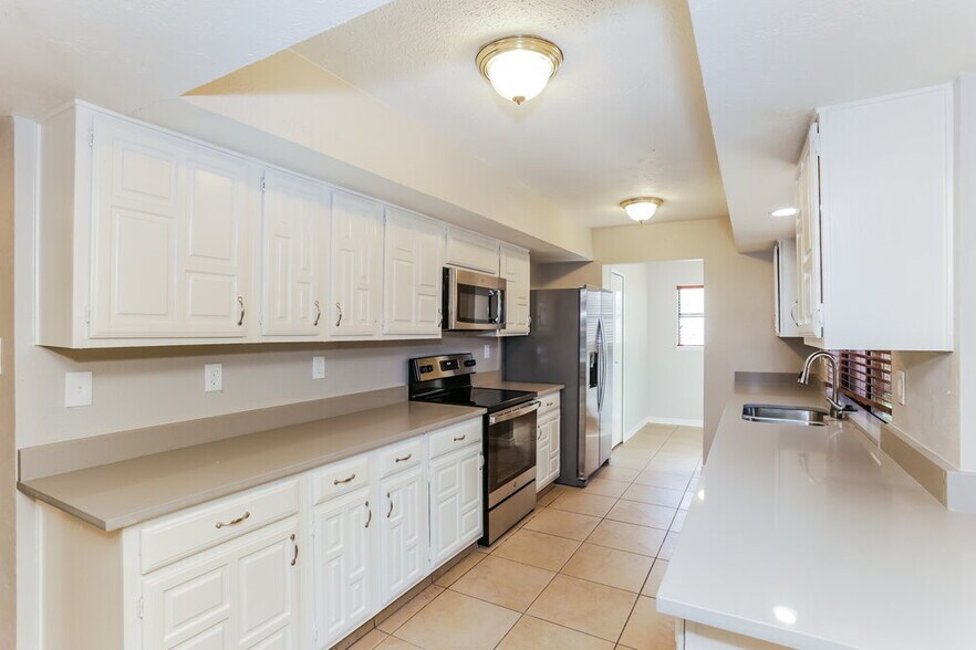 Building Photo - 6906 Forestview Dr