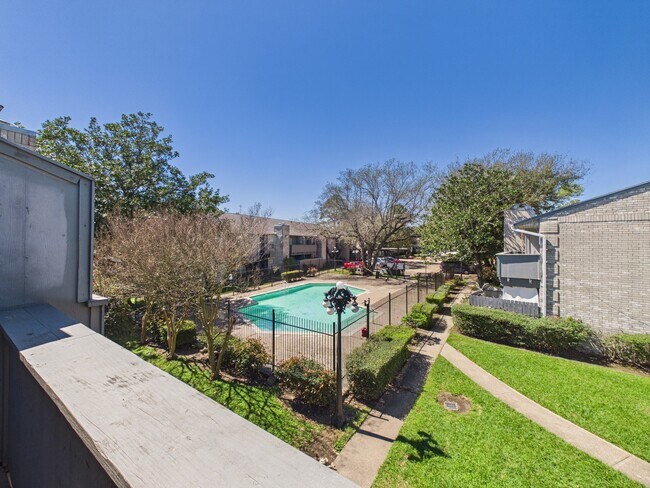 Building Photo - 9700 Leawood Blvd