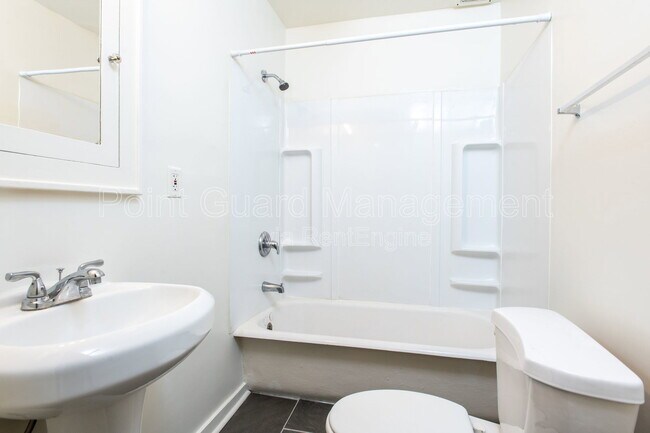 Building Photo - 621 N Broadview Ave