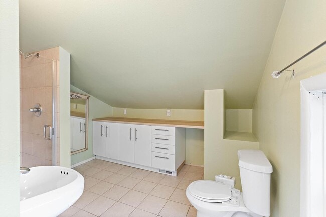 Building Photo - Cute 3-bdrm/2-bath vintage home—Nice fence...
