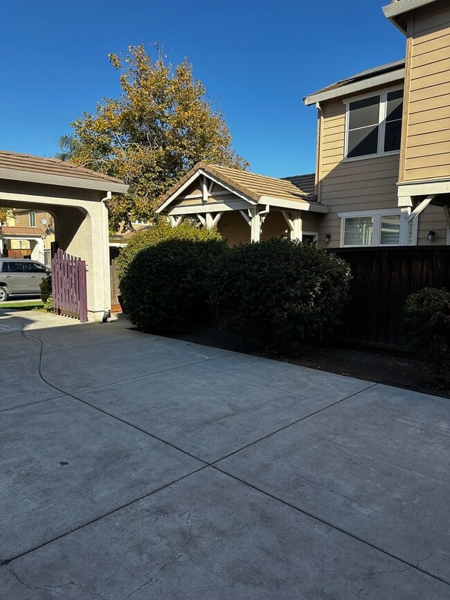 Building Photo - Near Tracy Sports Complex, $500.00 off the first full months rent with possession by 2/1/2026