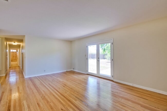 Building Photo - Beautiful Birdland Home on Quiet Cul-de-Sa...