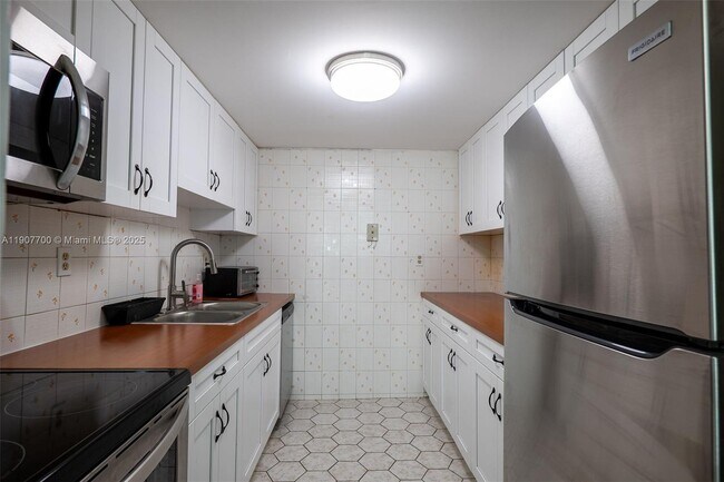 Building Photo - 750 NW 43rd Ave