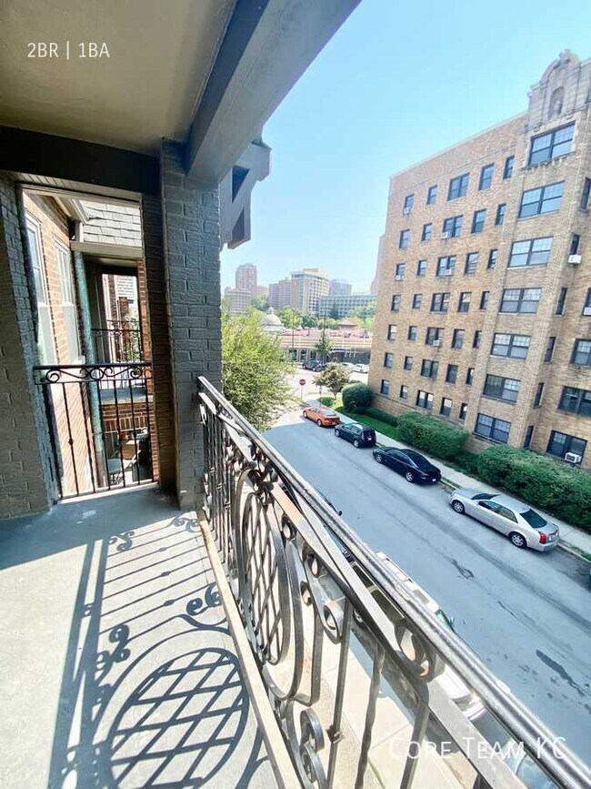 Building Photo - 710 W 48th St