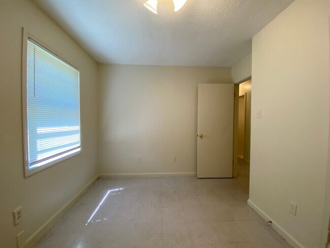 Building Photo - 4060 Stowe St