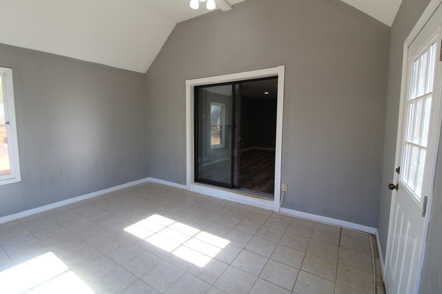 Building Photo - 530 Roys Ct