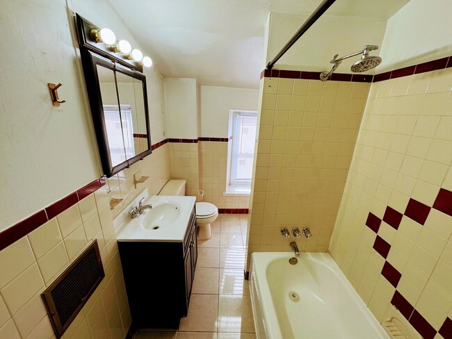 Building Photo - 3BR/2BA Spacious Manayunk Apt with Washer/...