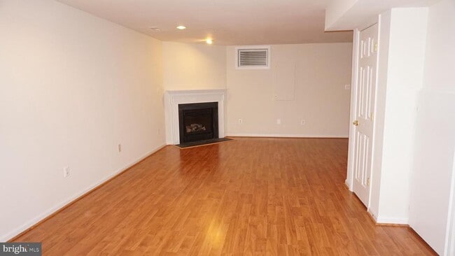 Building Photo - 405 Main St