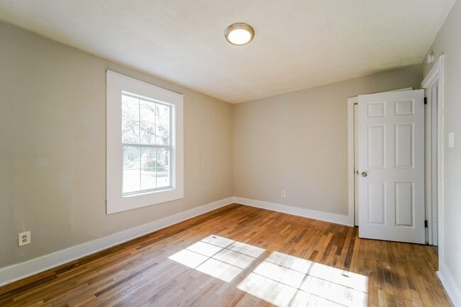 Building Photo - 522 Woodbury Rd