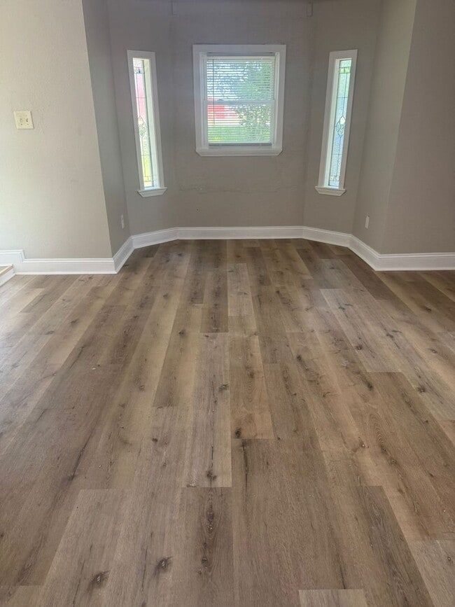 Building Photo - Newly Renovated 2 Bedroom, 1 Bathroom Home...