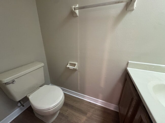 Building Photo - Beautiful 2/2 Townhouse with one car garag...