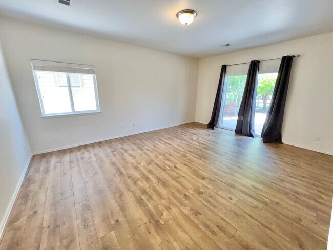 Building Photo - Beautiful 3 bed 2.5 Bath Home in East Loveland, CO!