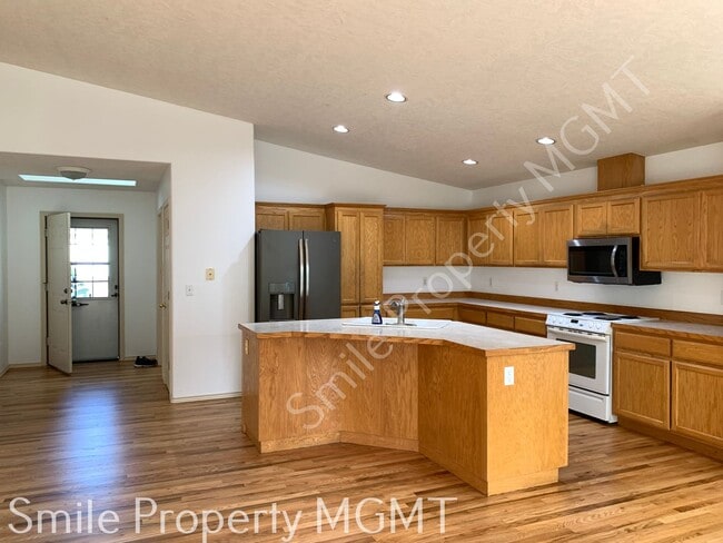 Building Photo - single house