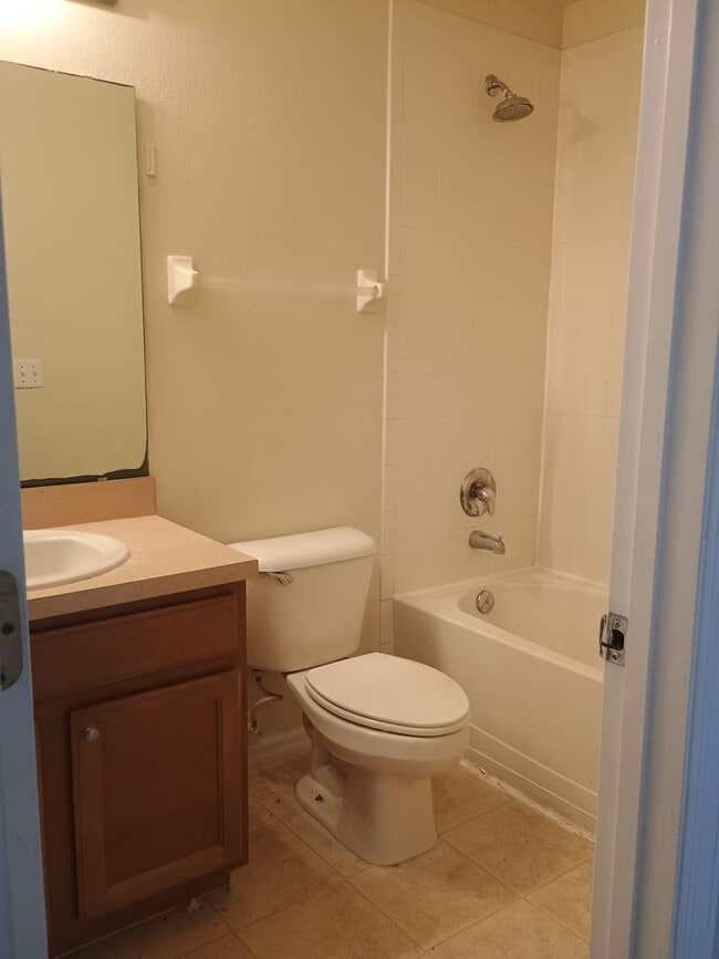 Building Photo - 3/2.5 Townhouse upgraded! UCF students welcome